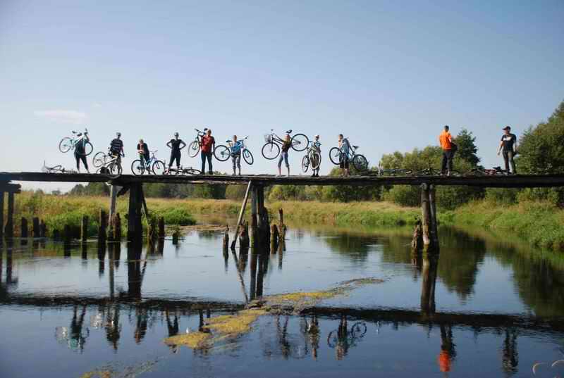 Велотур по Мещере Участники велотура переходят реку по мосту